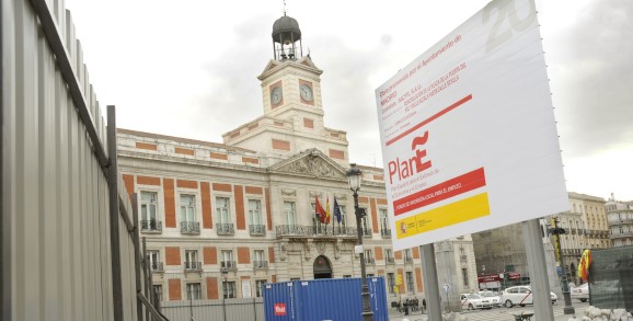 Cartel del Plan ZP situado en la Puerta del Sol. Foto: Manuel Engo